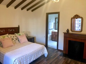 5 habitaciones, escritorio y tabla de planchar con plancha 