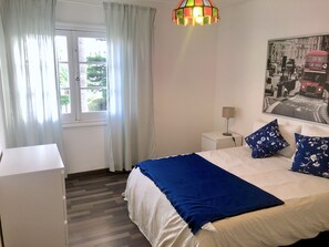 5 bedrooms, desk, iron/ironing board, travel crib