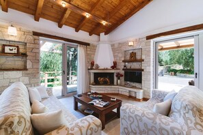 Una televisión, una chimenea