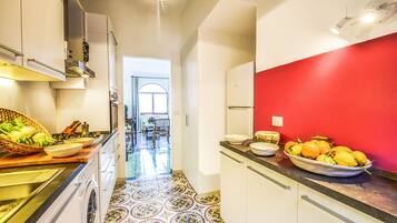 KĂŒhlschrank, Ofen, GeschirrspĂŒler, Wasserkocher mit Kaffee-/Teezubehör