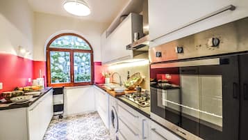 KĂŒhlschrank, Ofen, GeschirrspĂŒler, Wasserkocher mit Kaffee-/Teezubehör