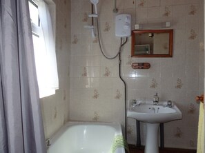 Ensemble douche/baignoire, savon, papier toilette