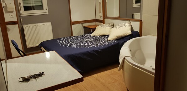 Quarto casal, banheira de hidromassagem | Individualmente decorados, individualmente mobiliados, cortinas blackout