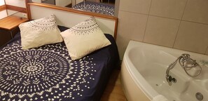 Double Room, Jetted Tub | Individually decorated, individually furnished, blackout drapes - Hotel Eco Logis Bellevue Pyrénées (Semeac)