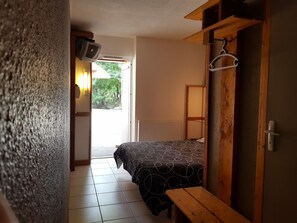 Family Room | Individually decorated, individually furnished, blackout drapes - Hotel Eco Logis Bellevue Pyrénées (Semeac)