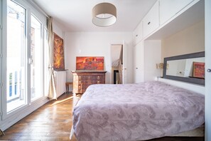 6 Schlafzimmer, Schreibtisch, Bügeleisen/Bügelbrett, Reisekinderbett