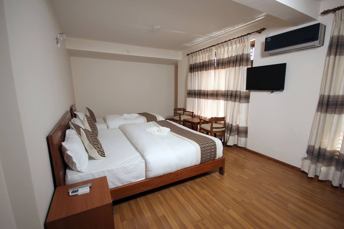 Deluxe Double or Twin Room, 1 Large Twin Bed, Non Smoking | In-room safe, desk, blackout drapes, WiFi (free)