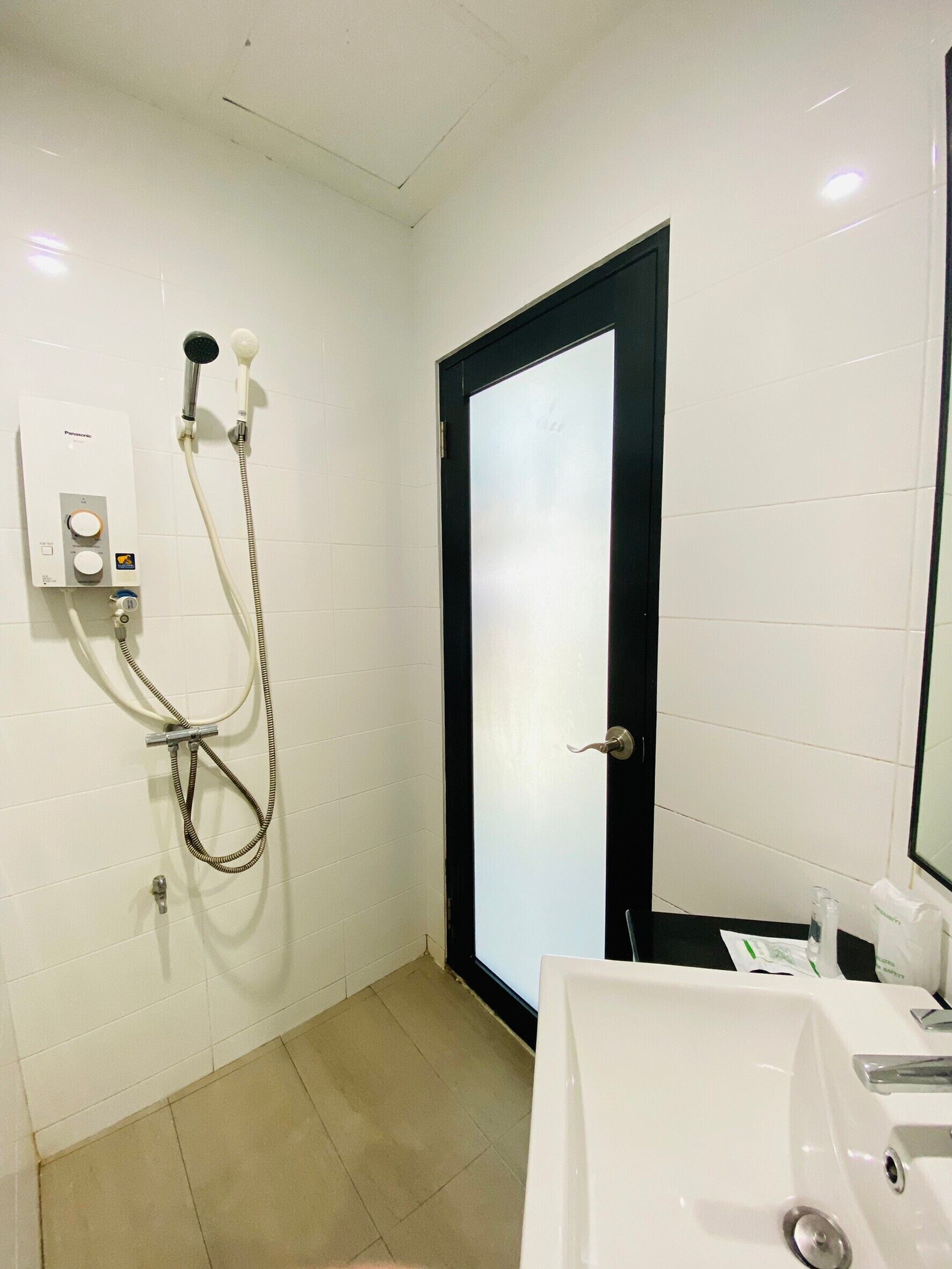 Shower, free toiletries, towels