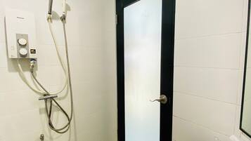 Shower, free toiletries, towels