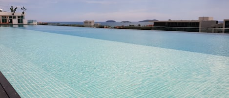 Piscina all'aperto, una piscina a sfioro