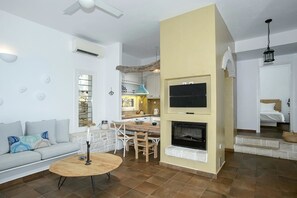 Een televisie en een open haard