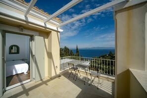Property grounds - Apeiron II Villa - Two Bedroom Villa, Sleeps 4 (Paxi)