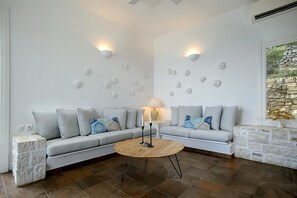 Een televisie en een open haard