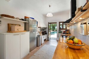 Fridge, oven, dishwasher, coffee/tea maker