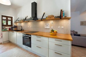 Fridge, oven, dishwasher, coffee/tea maker
