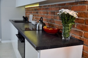 Huoneisto | Yksityinen keittonurkkaus | Jääkaappi, uuni, liesi, astianpesukone