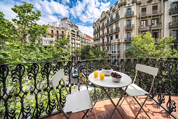 Outdoor dining - Barcelona Balconies 1 - Habitat Apartments (Barcelona)