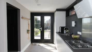 Een koelkast, een magnetron, een oven, een kookplaat