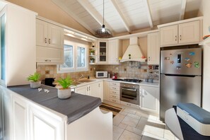 Réfrigérateur, lave-vaisselle, cafetière/bouilloire, grille-pain