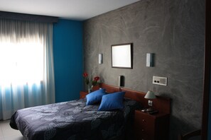 Caixa forta a l'habitació, escriptori i cortines opaques 
