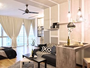 スタジオ バルコニー (Scandinavian) | リビング エリア | 薄型テレビ、Netflix