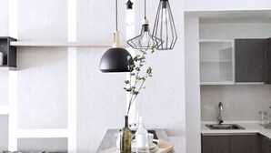 Uma cozinha moderna com ilha central, luminárias pendentes e design minimalista.