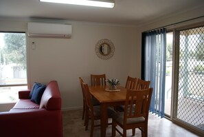 Cabaña superior, varias camas, con acceso para personas discapacitadas, para no fumadores | Servicio a la habitación