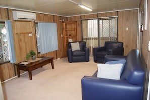 Casa de campo, varias camas, para no fumadores | Área de sala de estar | Televisión de pantalla plana 