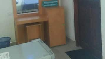 Een minibar, een kluis op de kamer, een bureau, geluiddichte muren