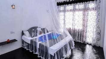 Standard Double Room | Minibar, in-room safe, desk, soundproofing