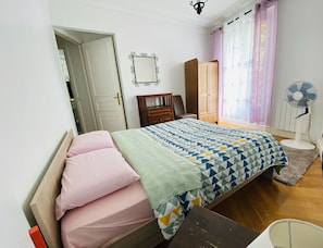 4 chambres, coffre-fort, fer et planche à repasser, lit de bébé portatif