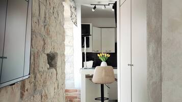 Studio | Eget kjøkken | Kjøleskap og papirhåndklær