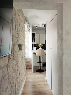 Studio | Eget kjøkken | Kjøleskap og papirhåndklær