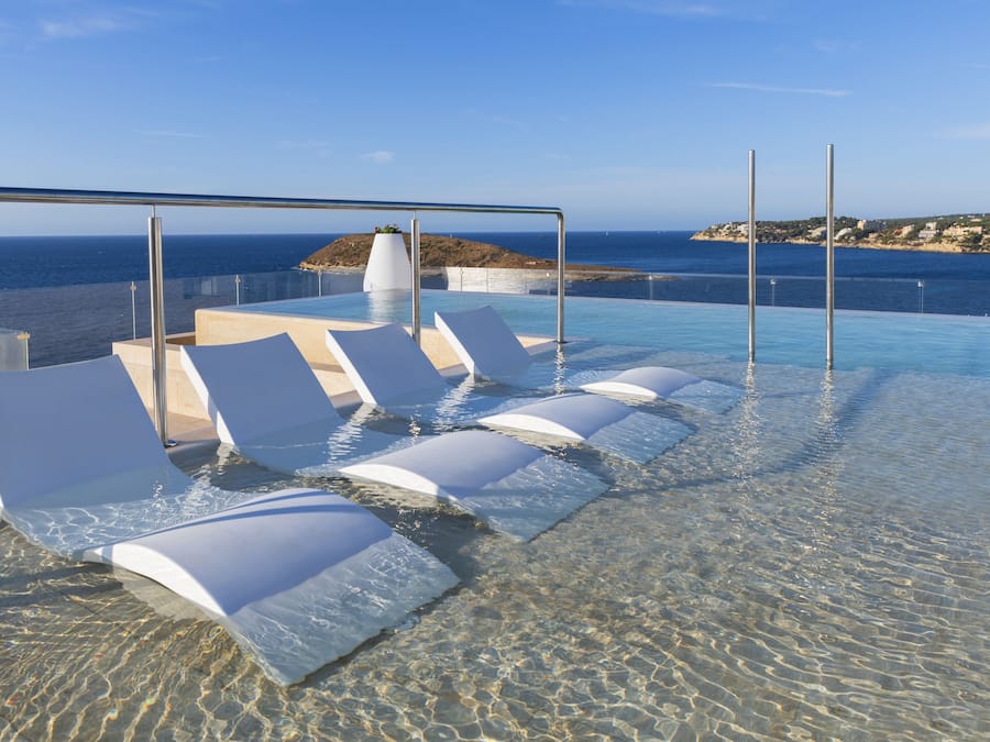 2 Außenpools, Sonnenschirme, Liegestühle
