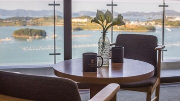 办公桌、免费 WiFi、床单、轮椅无障碍