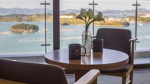 書桌、免費無線上網、床單、無障礙通道