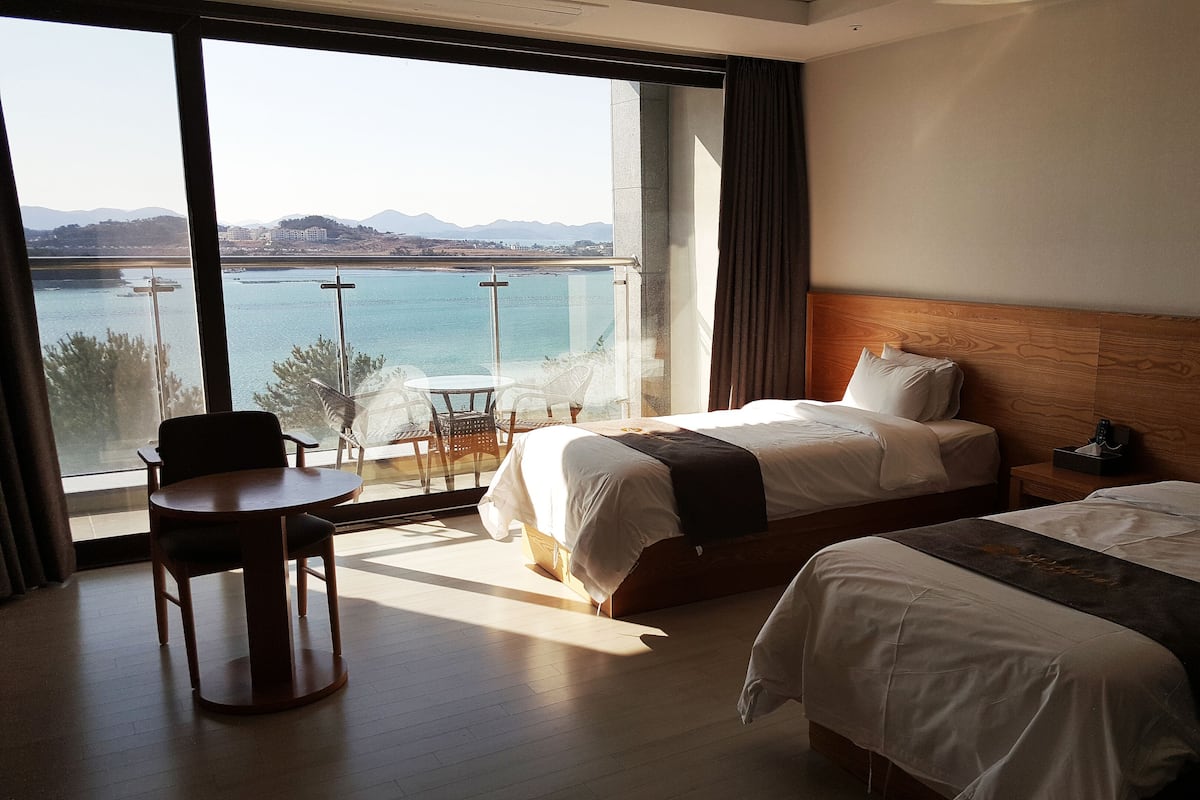 Deluxe Double Room DDO | Una scrivania, Wi-Fi gratuito, lenzuola, accesso in sedia a rotelle
