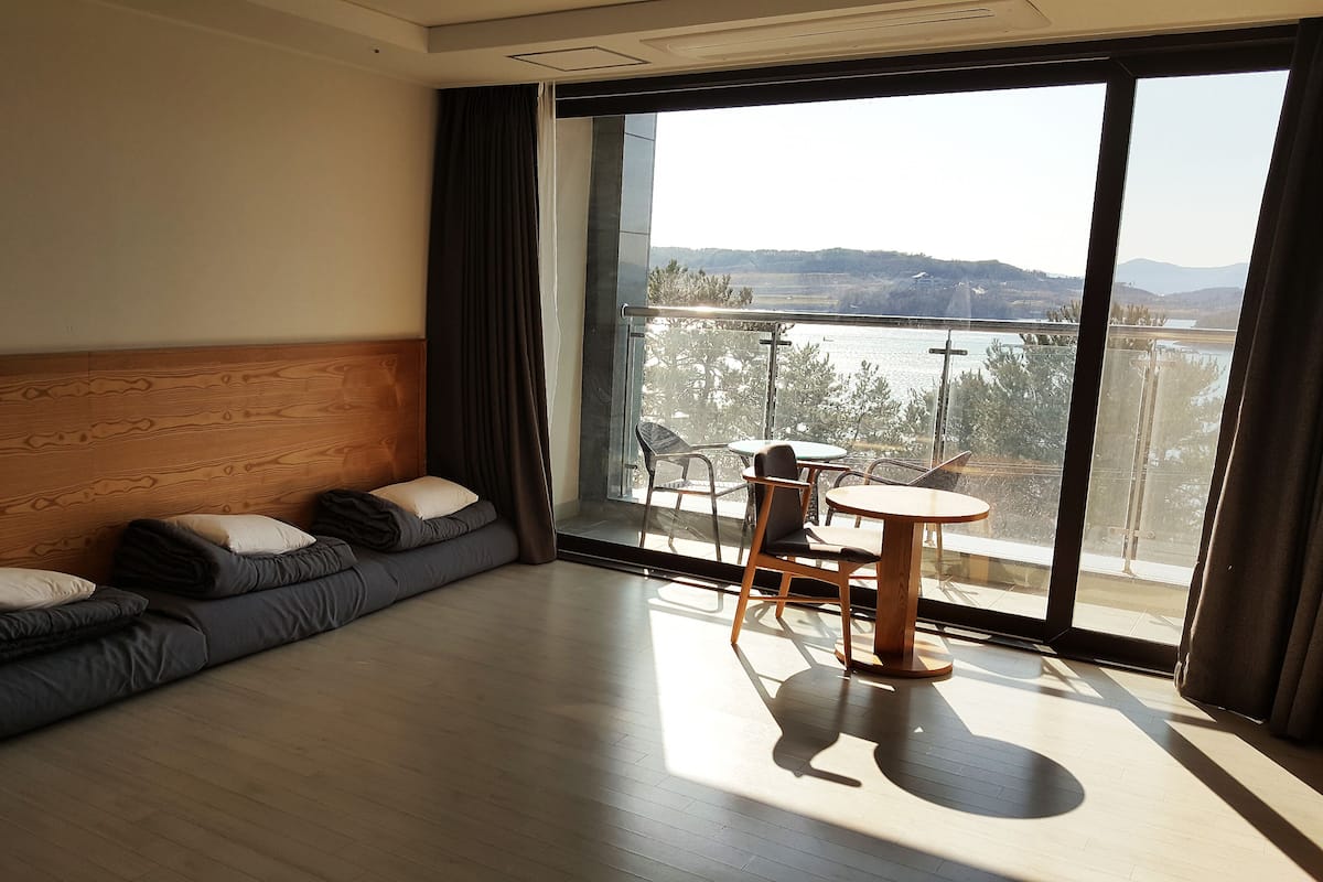 Deluxe Ondol Room DOO | Una scrivania, Wi-Fi gratuito, lenzuola, accesso in sedia a rotelle