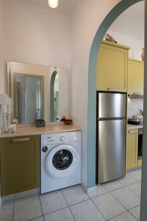 Frigorifero, forno, piano cottura, lavastoviglie