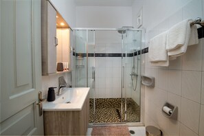 Douche, séchoir à cheveux, serviettes fournies