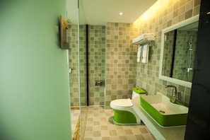 Habitación doble Prestigio, 1 cama King size, para no fumadores, vista a la colina | Baño | Regadera, amenidades de baño gratuitas, secadora de cabello, pantuflas