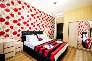 Habitación Deluxe doble, 1 cama doble | Ropa de cama hipoalergénica, escritorio, sistema de insonorización