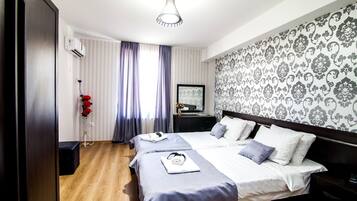 Deluxe Triple Room | Hypo-allergenic bedding, desk, soundproofing, iron/ironing board