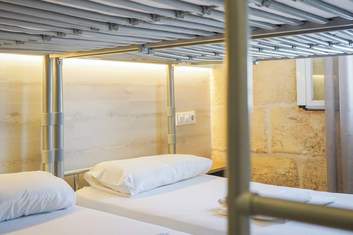 Habitación cuádruple básica, no fumadores | 1 dormitorio, edredones de plumas, wifi gratis y decoración individual