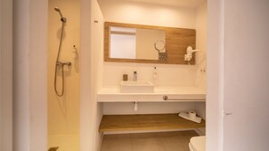 City-værelse til 4 personer - ikke-ryger - terrasse | Badeværelse | Bruser, gratis toiletartikler, hårtørrer, håndklæder