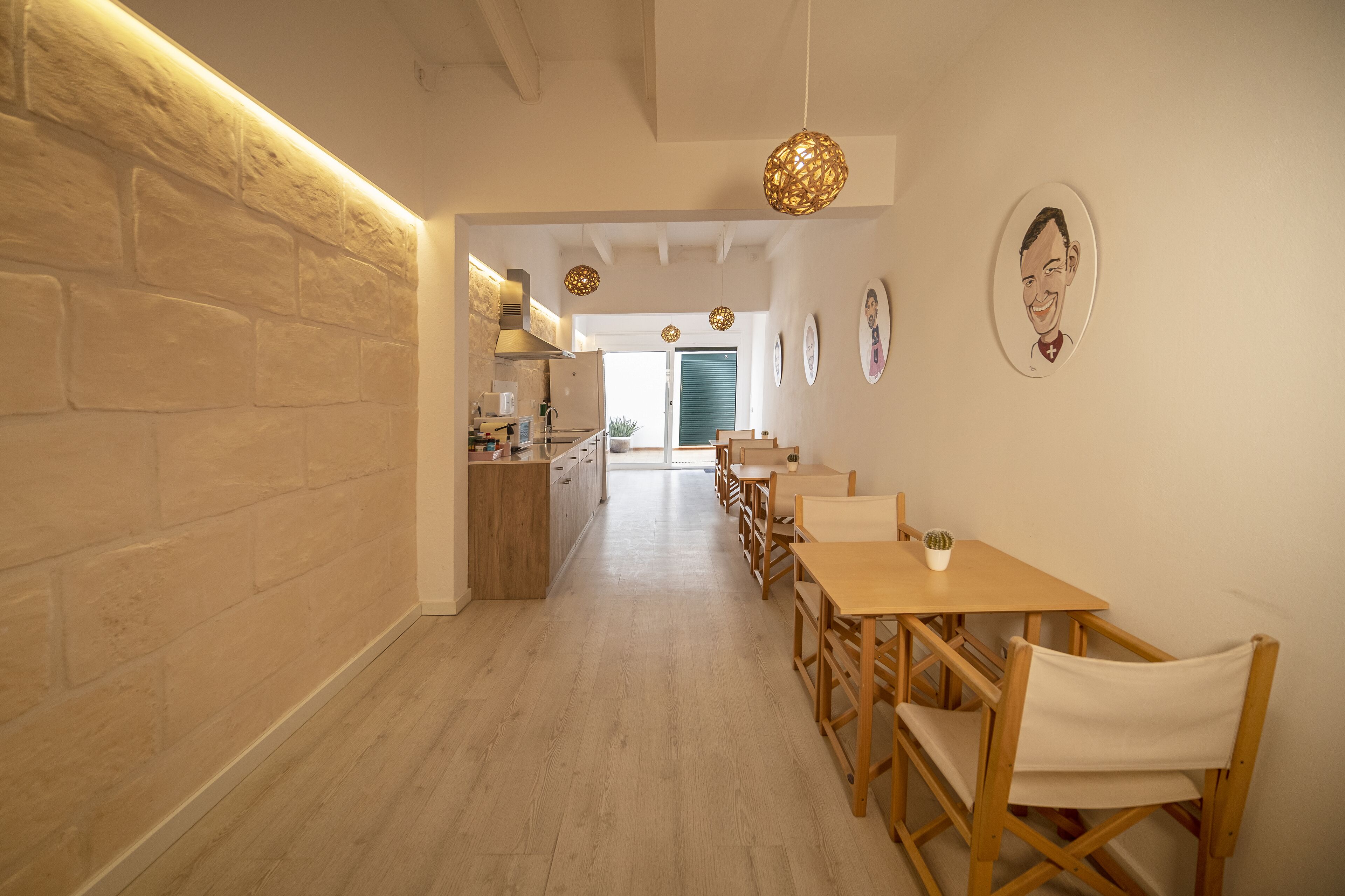 Een koelkast, een magnetron