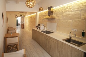 Nevera en la zona común y microondas en la zona común