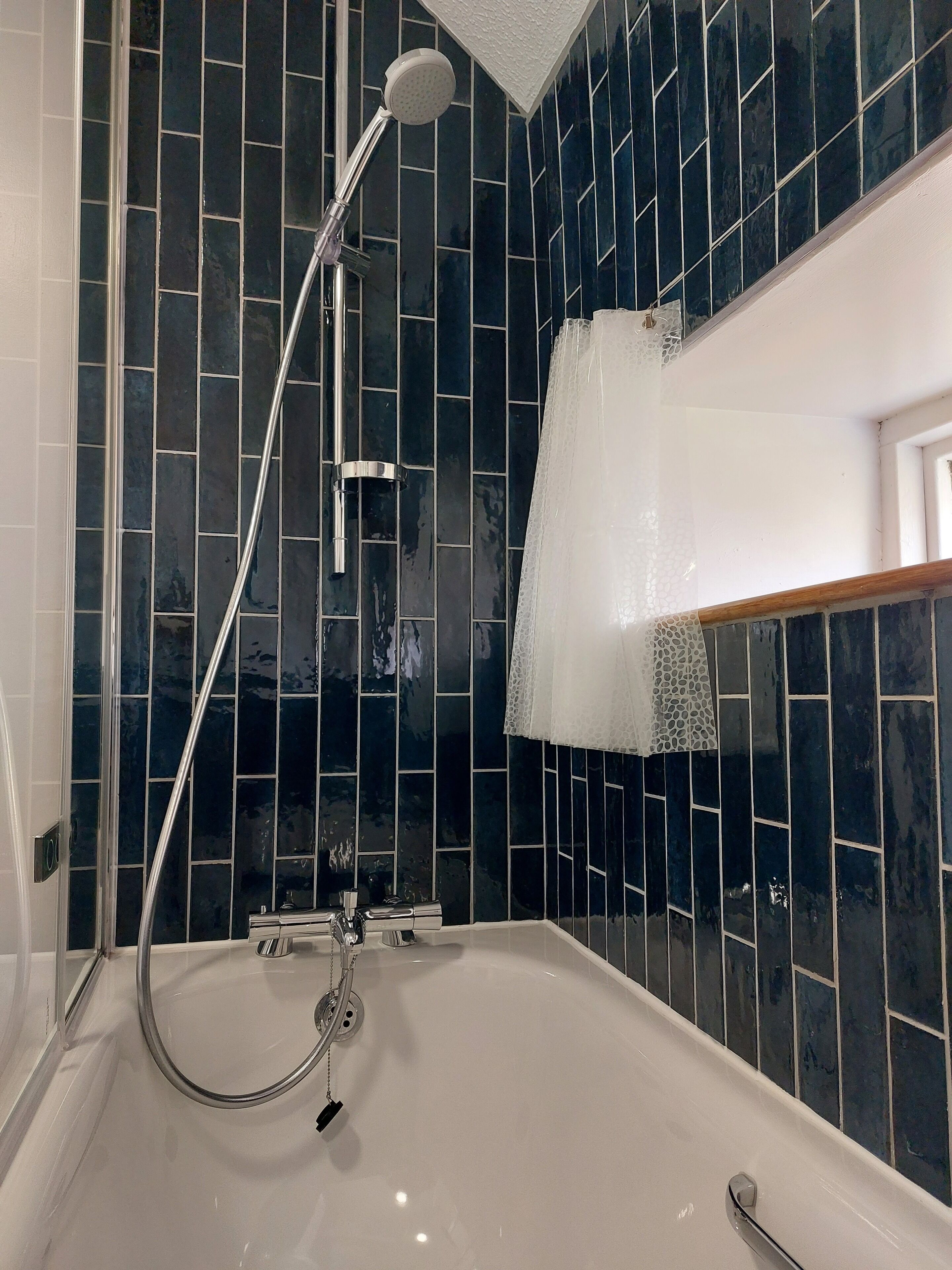 Ensemble douche/baignoire, sèche-cheveux, serviettes fournies, savon