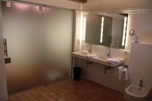 Superior Apartment, Multiple Beds, Non Smoking | Bathroom | Bathtub, hair dryer, towels, toilet paper - Landhaus Schloss Anras (Anras)