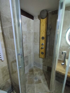 Romantic Duplex | Bilik Mandi | Kelengkapan dandanan diri percuma, pengering rambut, jubah mandi 